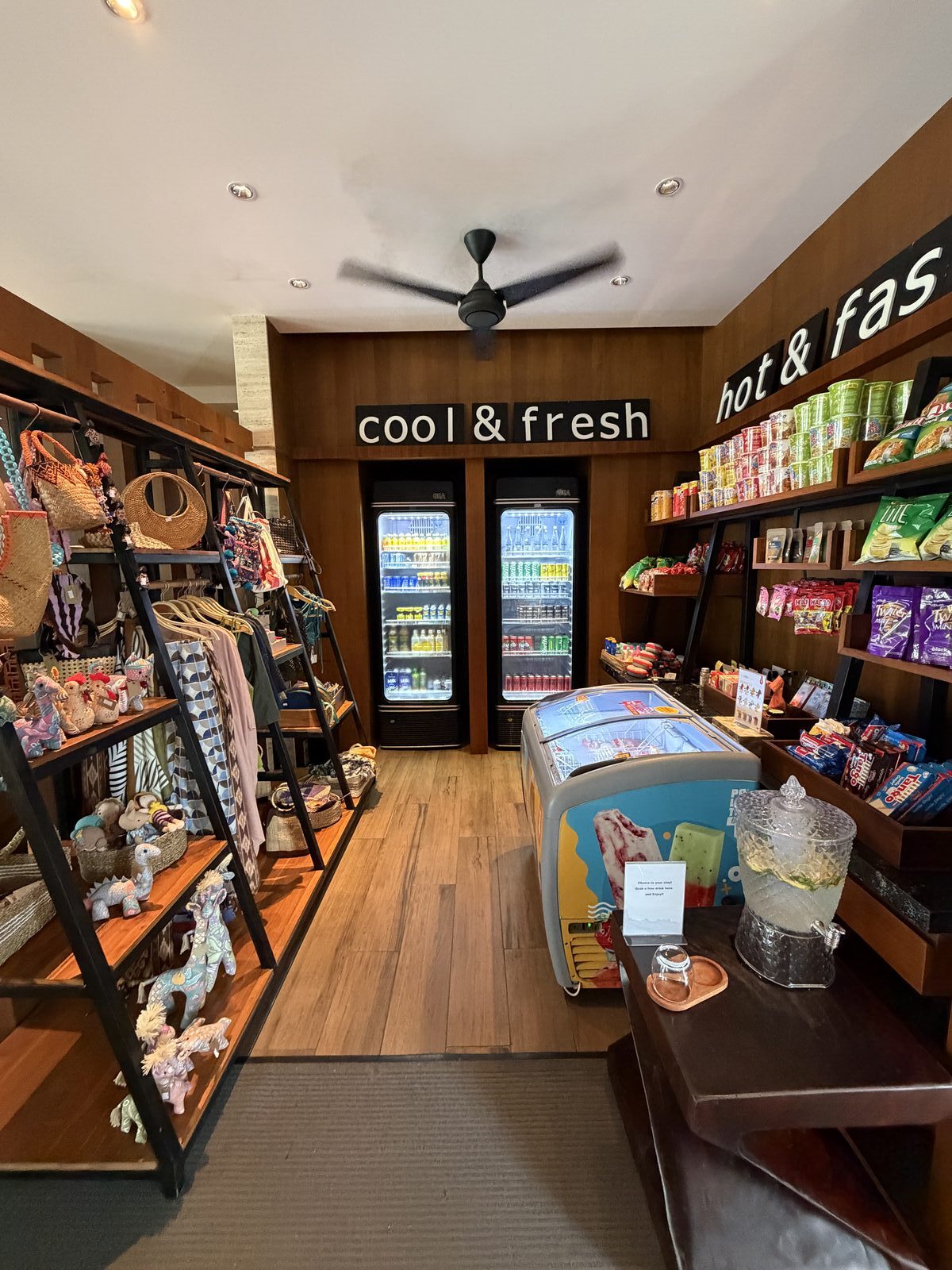 MoMo 2 Goの店内。スナックやドリンクが充実