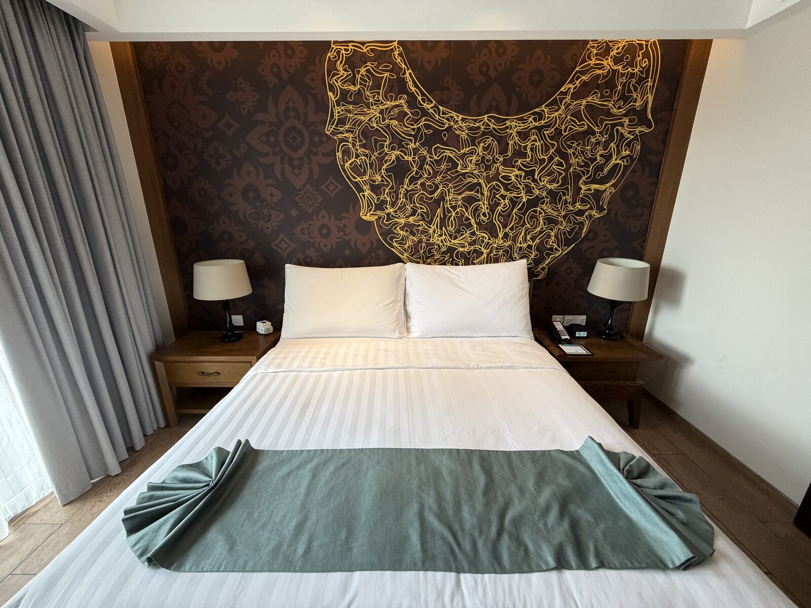 キングサイズベッドとバティック模様のヘッドボード