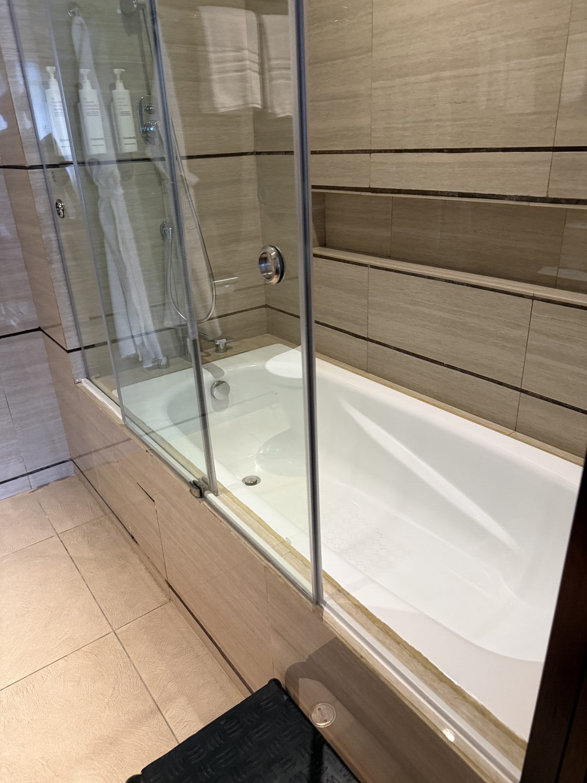 バスタブとシャワーブース