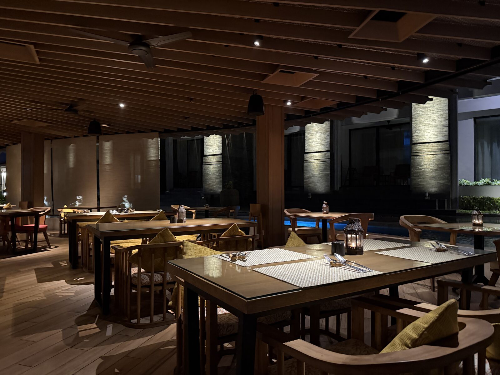 ダプール・サンタイのテラス席（夜）