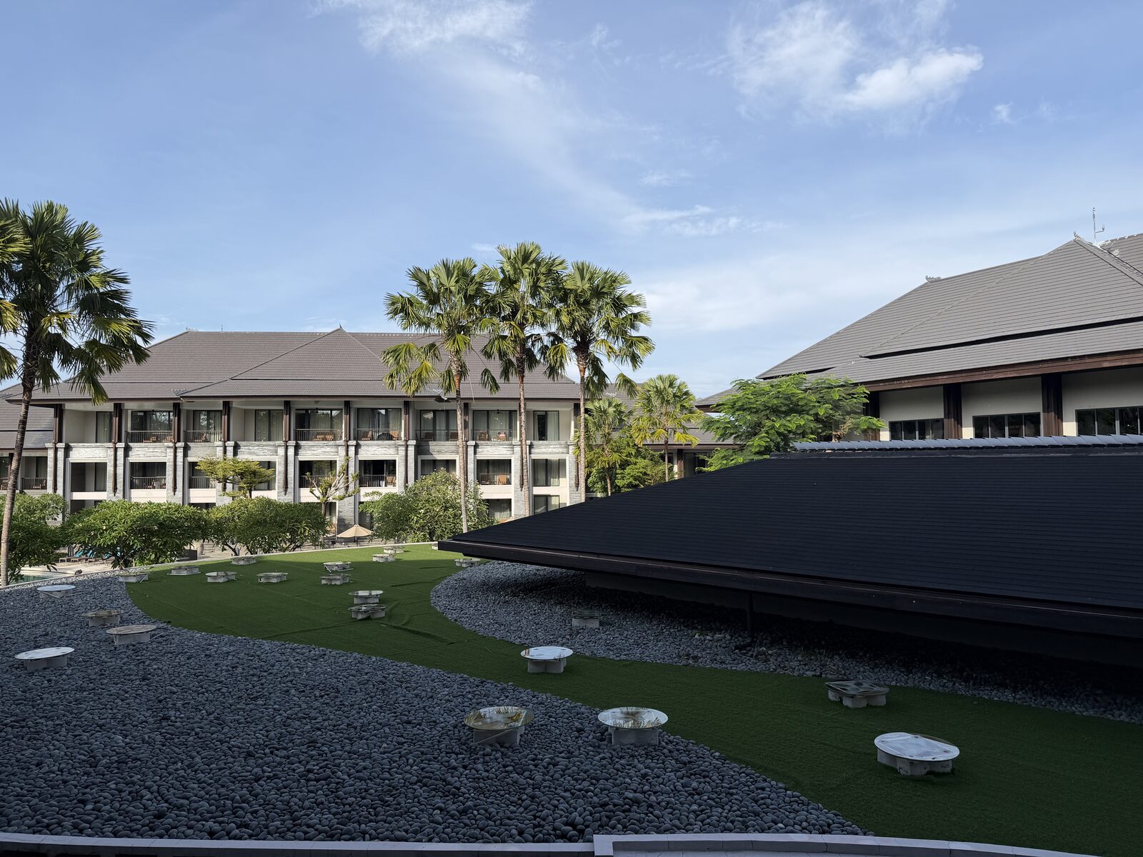 リゾートの中庭と建物外観