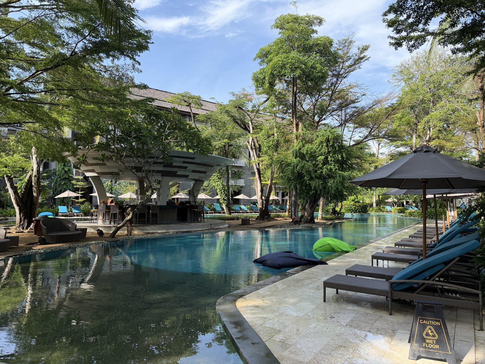 緑に囲まれたプールサイドバー付近