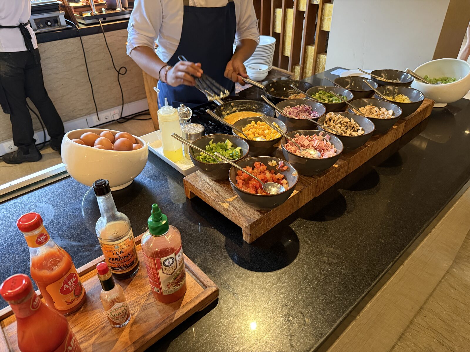 エッグステーション。好みの具材でオムレツを注文