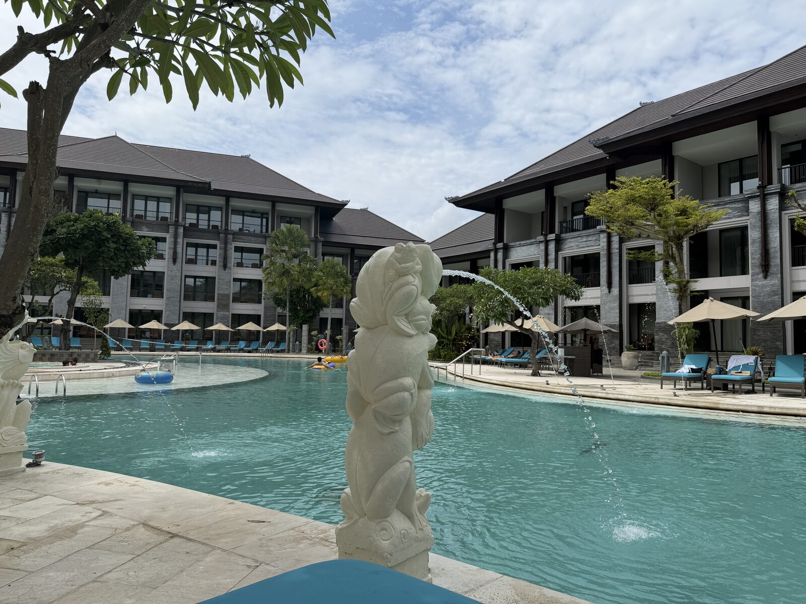 バリ風石像のファウンテンとラグーンプール