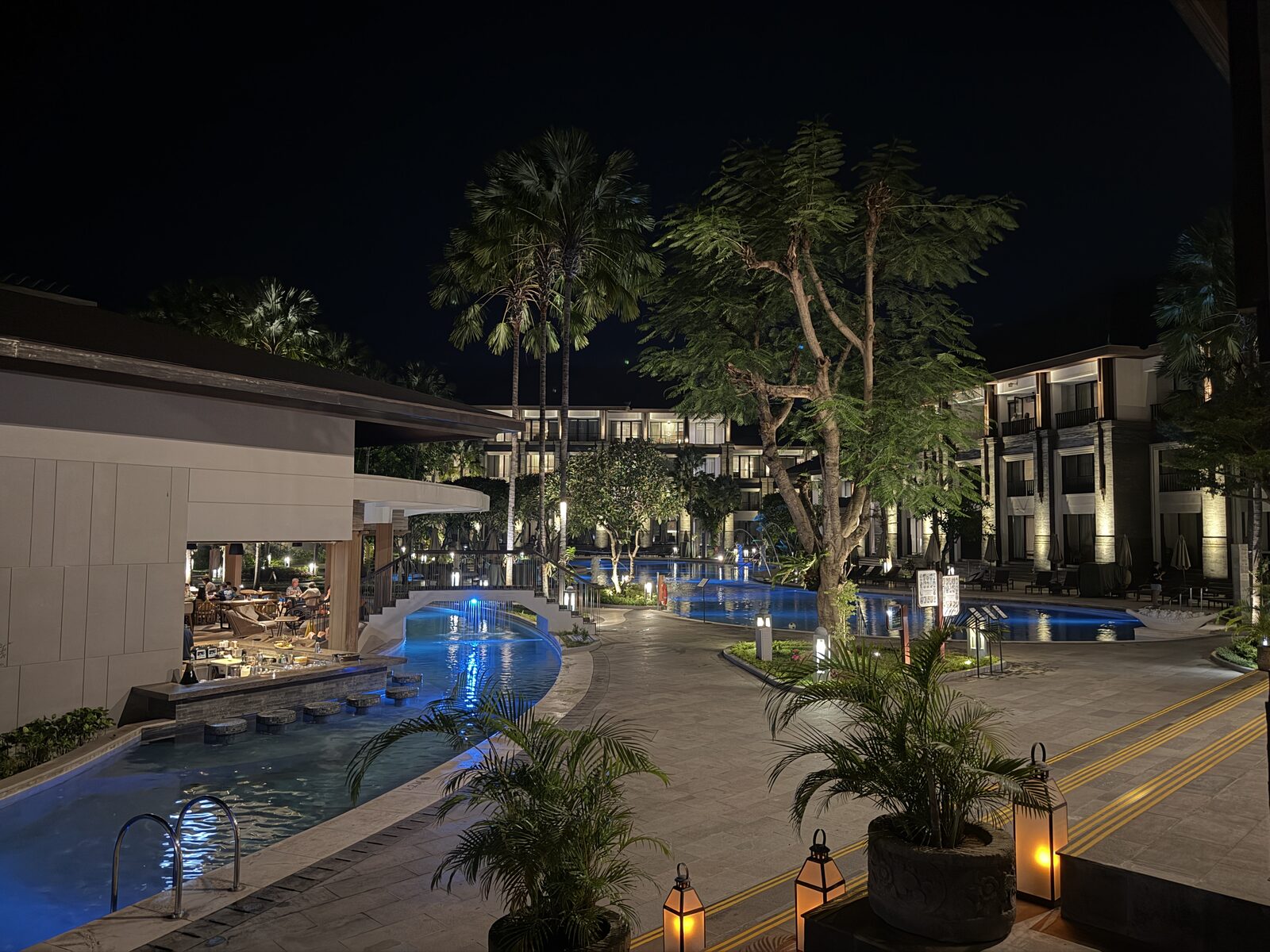 夜のライトアップされたプール