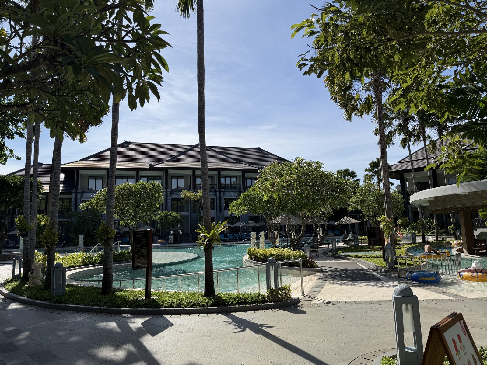 リゾートプール全景（昼）