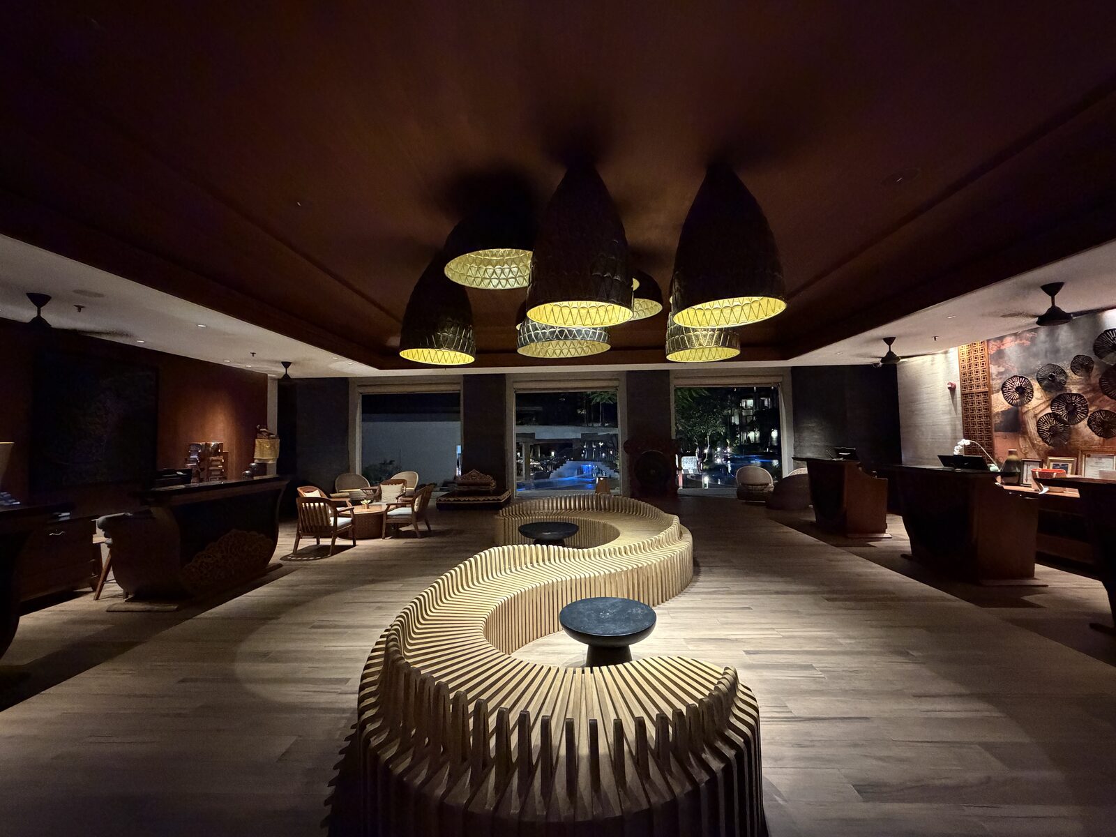 ヤシの木に囲まれたリゾート全景