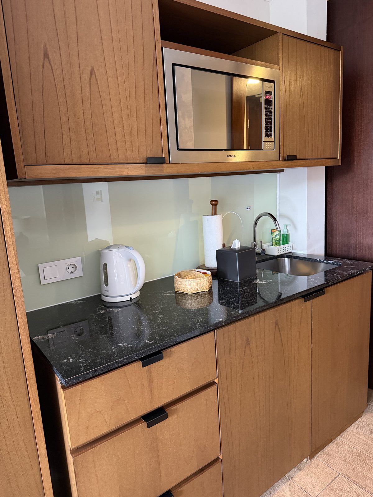 キッチン全景。収納も充実