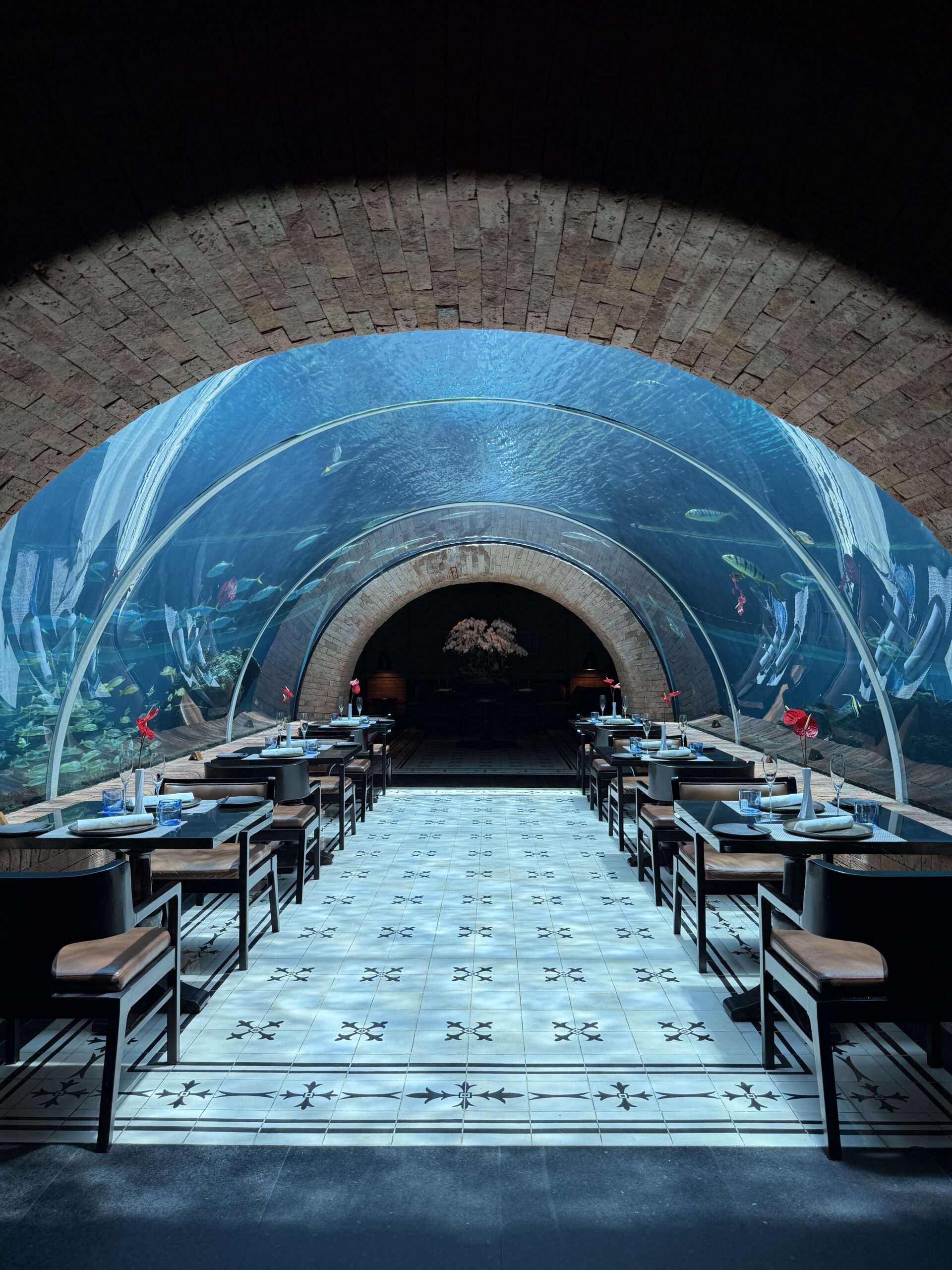 Koralレストラン中央の円柱型水槽