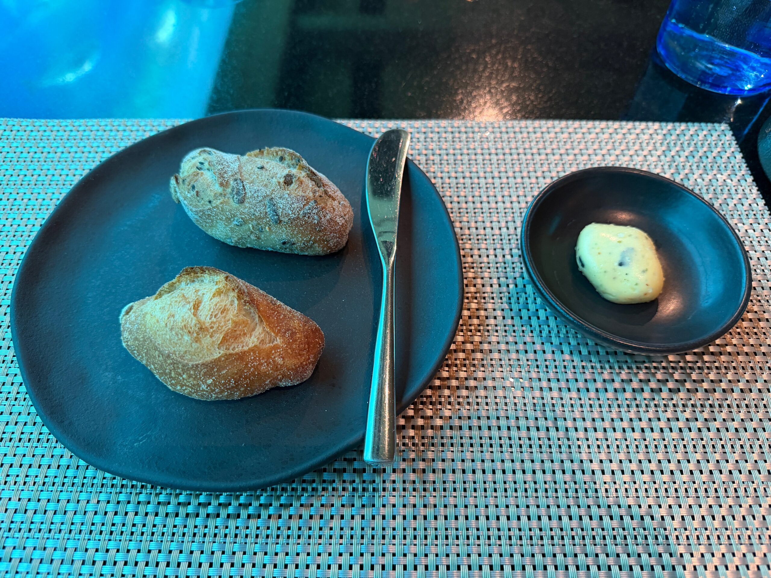 Koralの自家製パンとバター