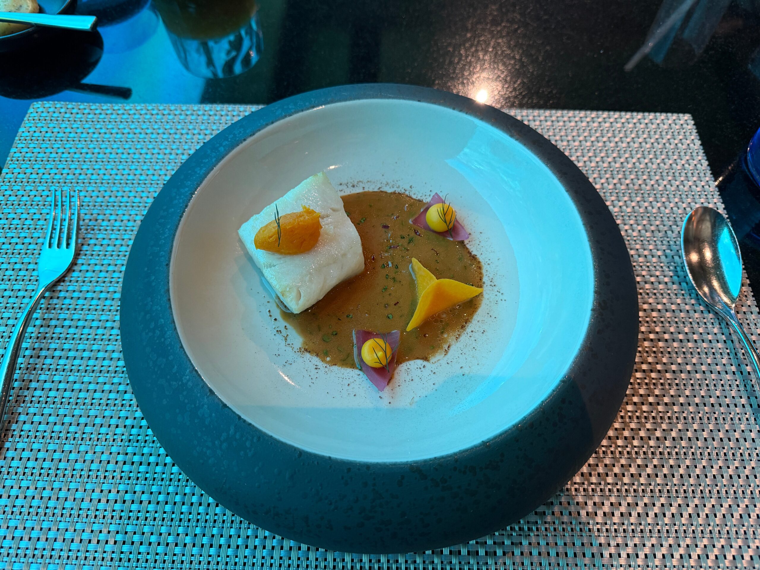 Koralの魚料理：白身魚とカラフルなソース