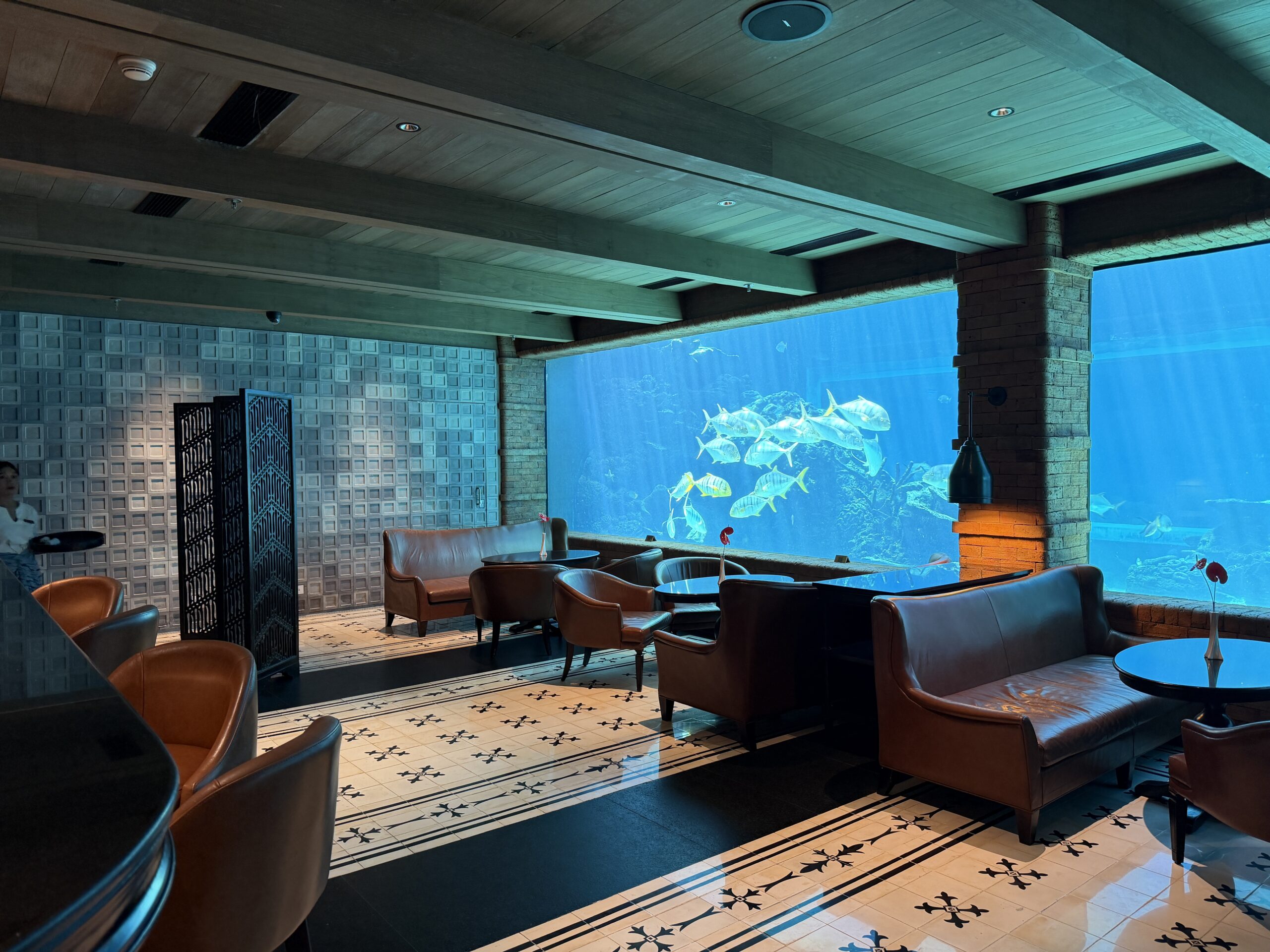 Koralレストランのラウンジエリアと大型水槽