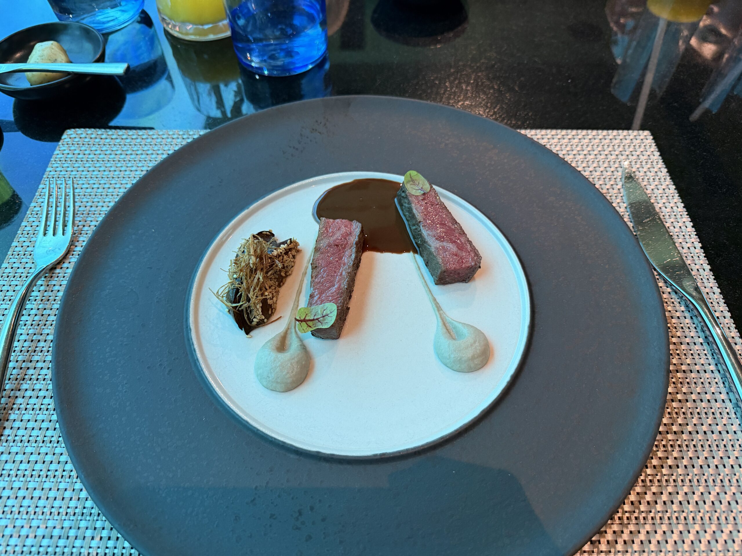 Koralの肉料理：ロゼ色の牛肉