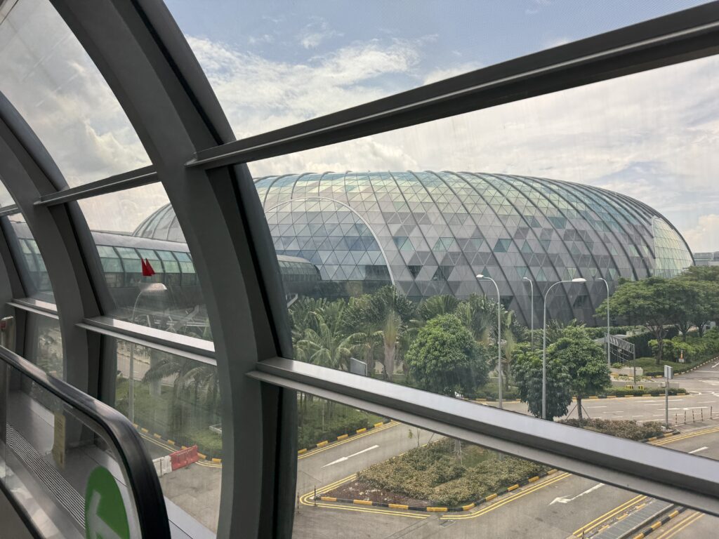 Jewel Changi Airportへ向かう連絡通路から見た外観