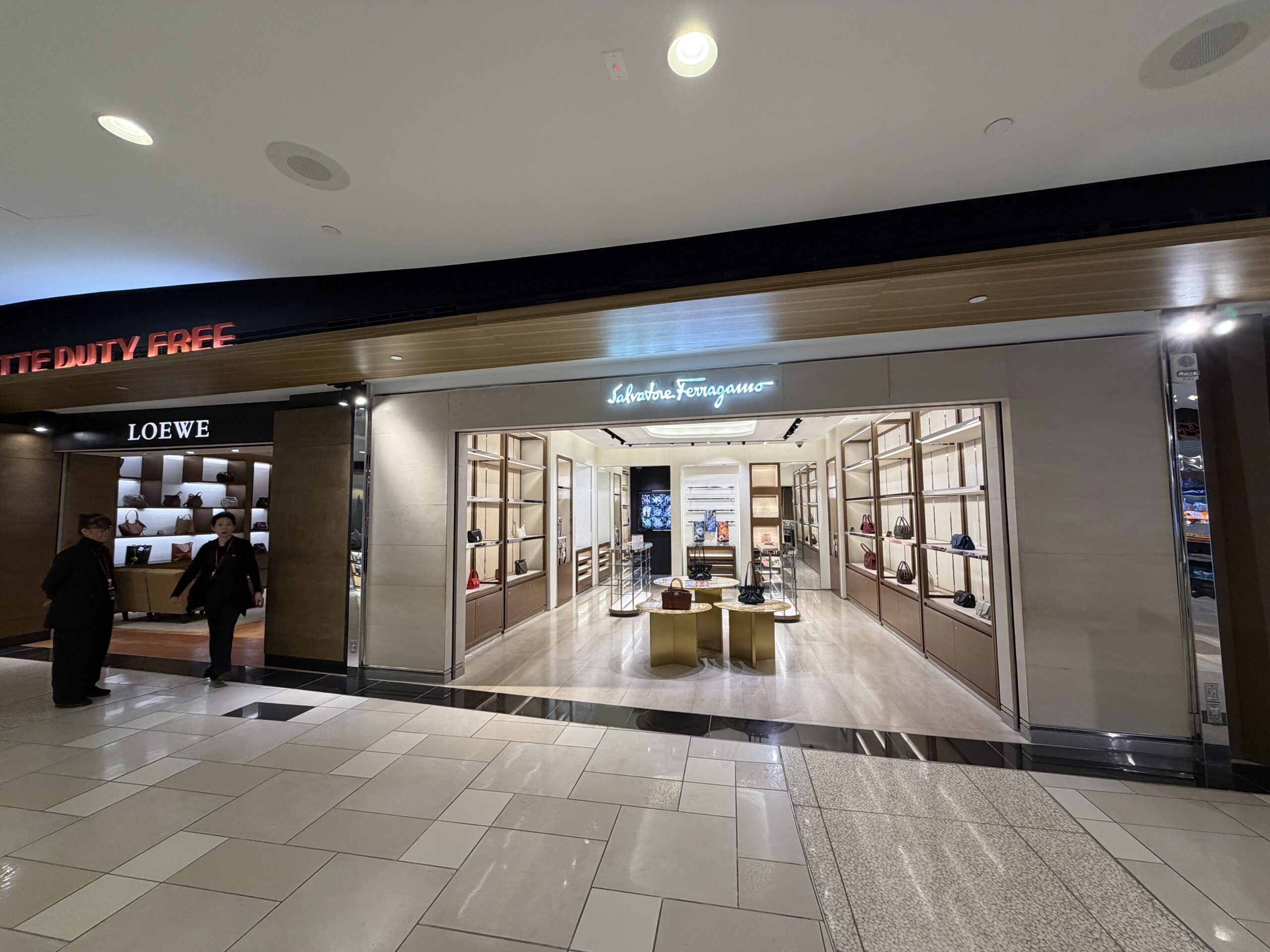 グアム国際空港の免税店入口
