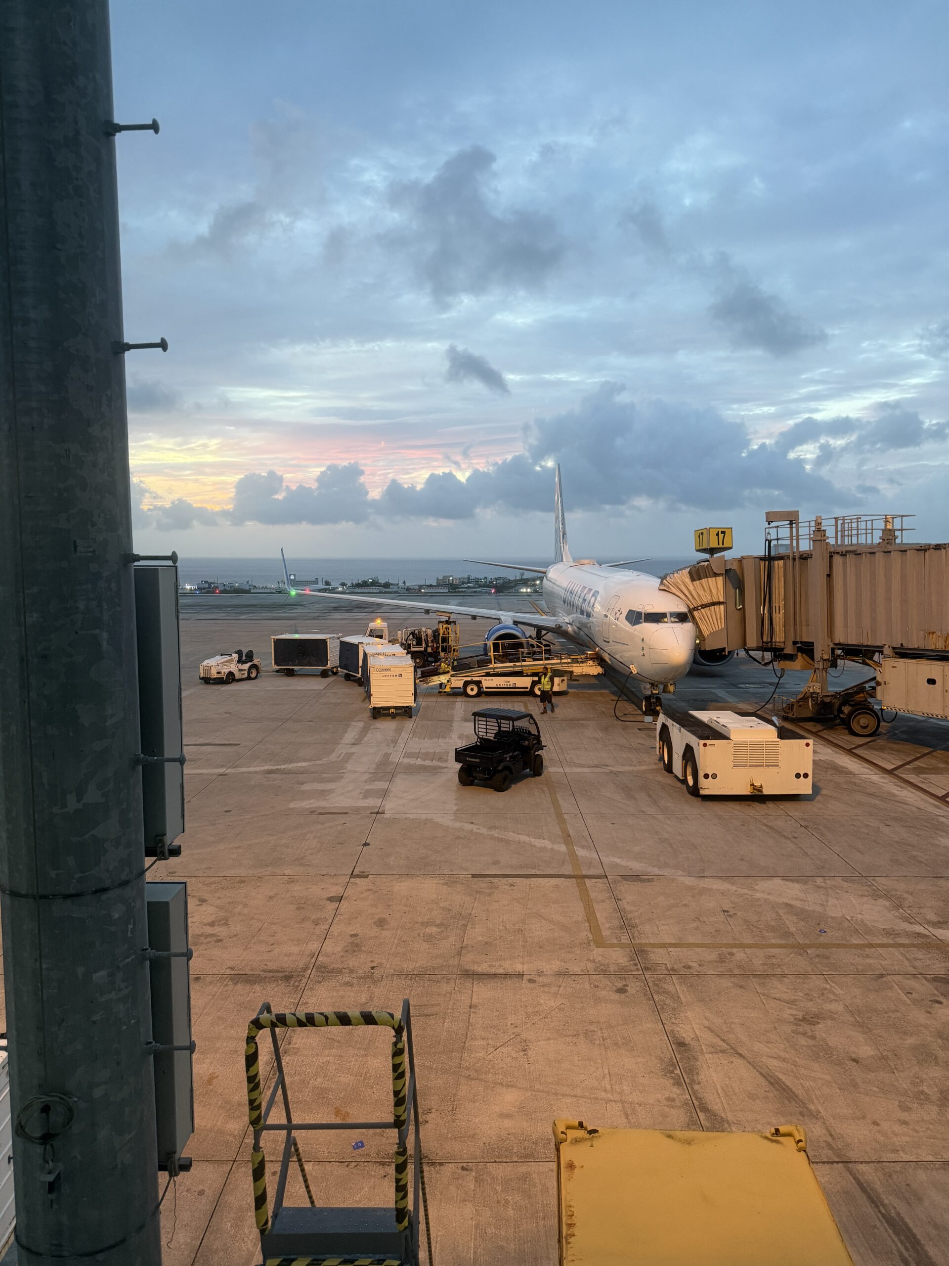 グアム国際空港の搭乗ゲートとユナイテッド航空機