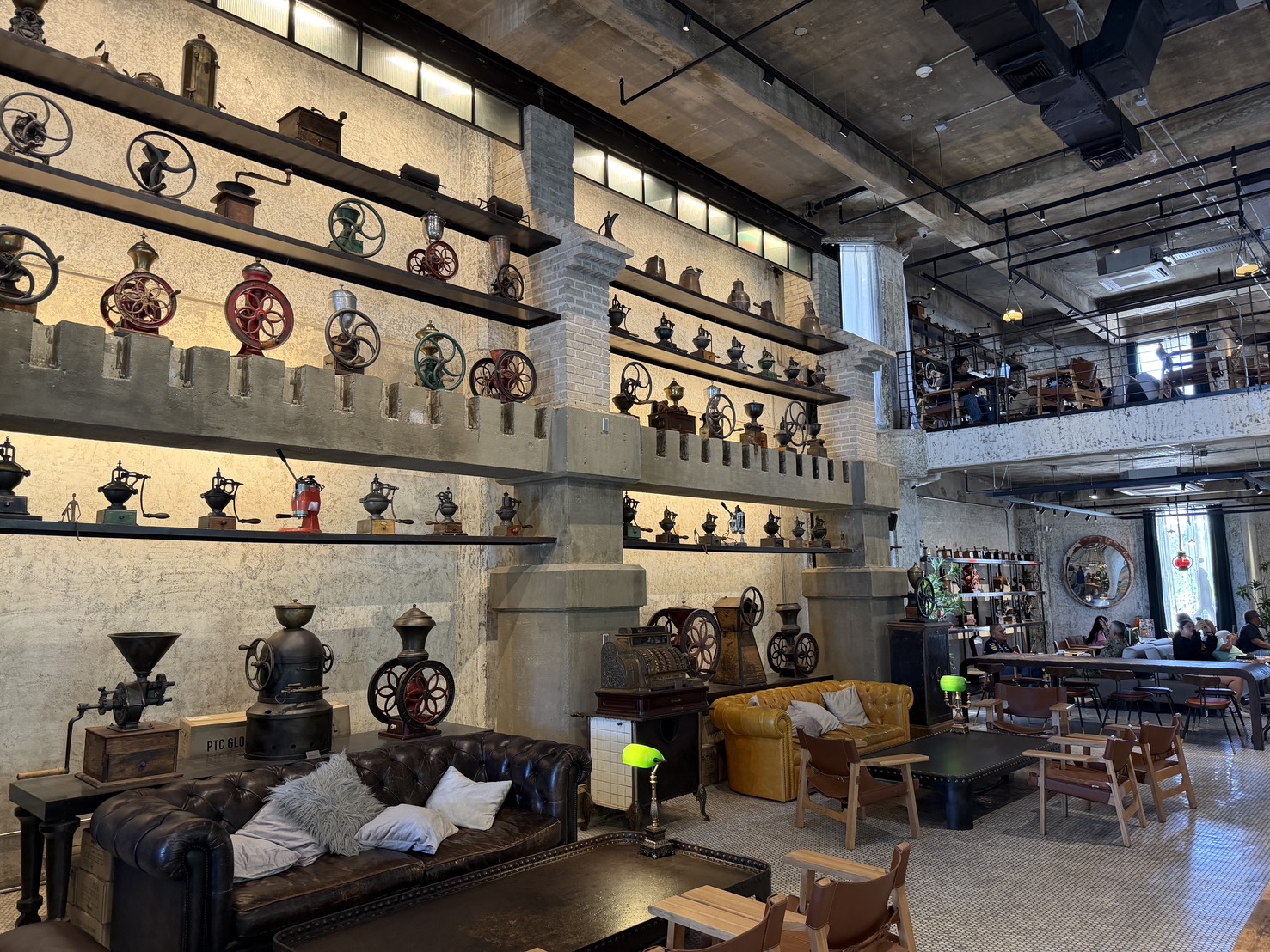 Slowalk Coffee Roastersの広々としたメインフロア