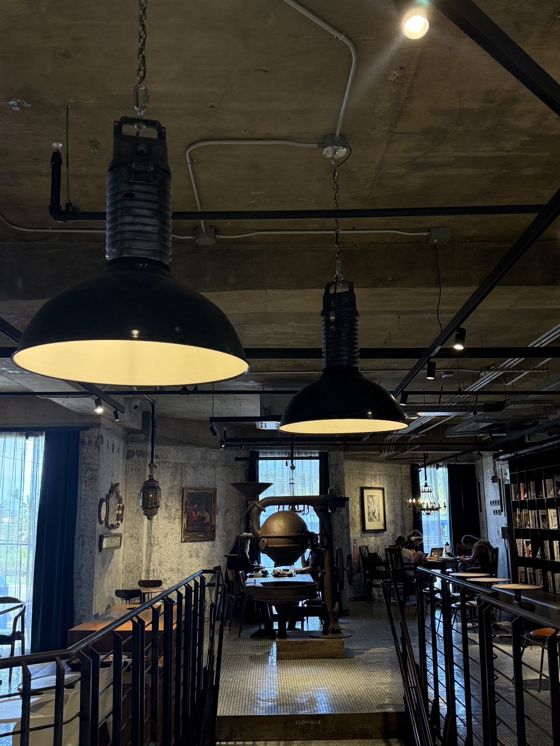 Slowalk Coffee Roastersの2階から見た焙煎機周辺