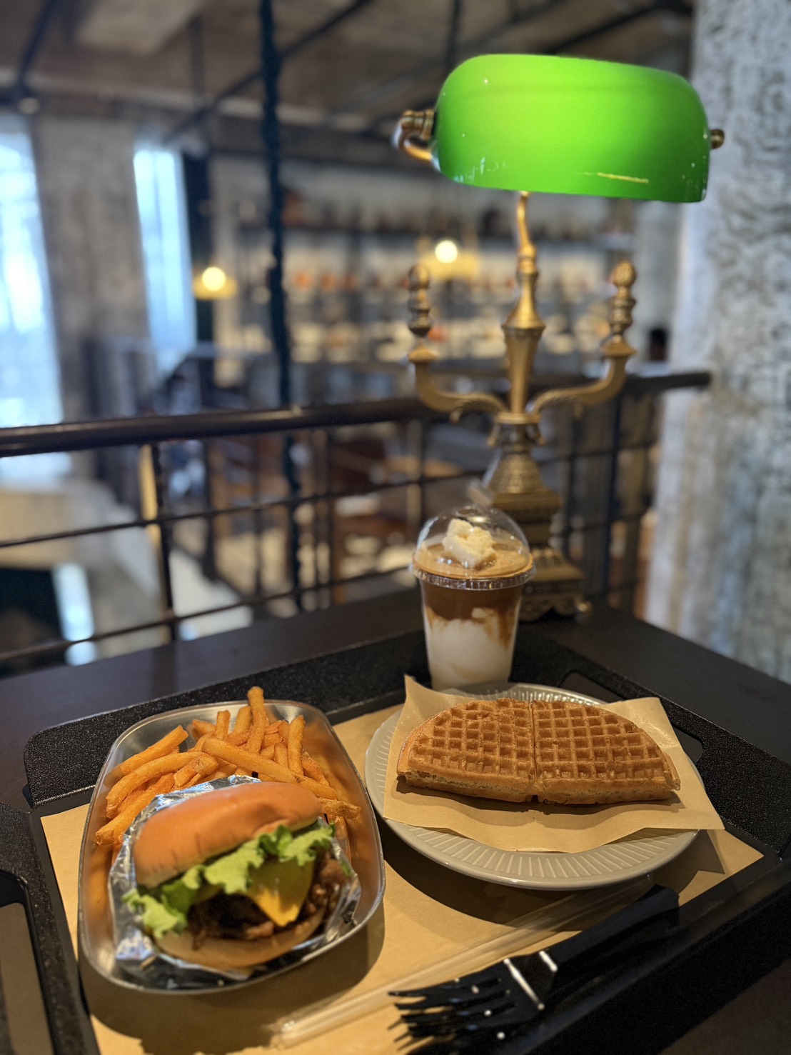 Slowalk Coffee Roastersのバーガーとワッフルとコーヒー