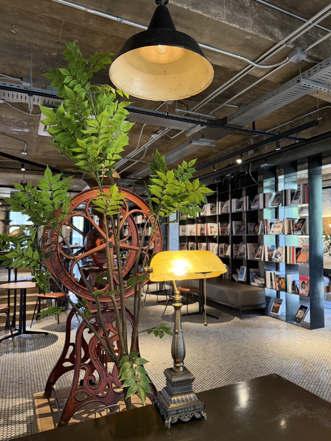 Slowalk Coffee Roastersの書棚と装飾