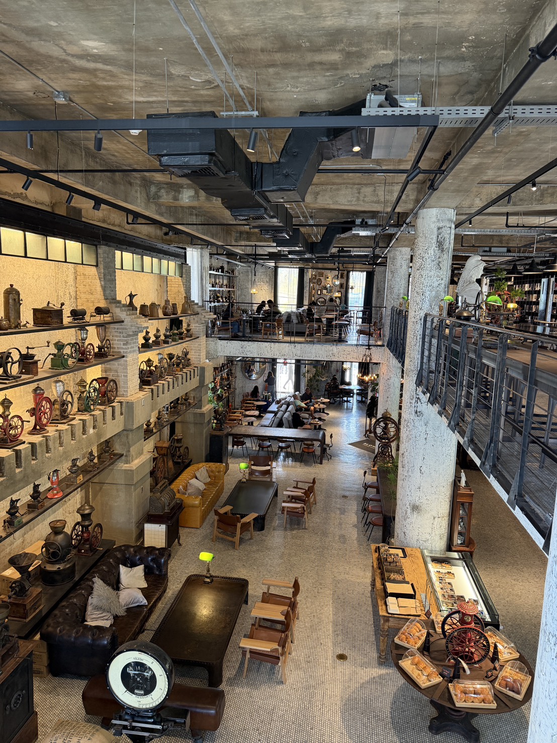 Slowalk Coffee Roastersの吹き抜け全景