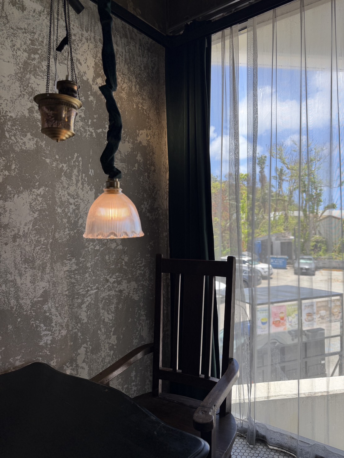Slowalk Coffee Roastersの窓際席