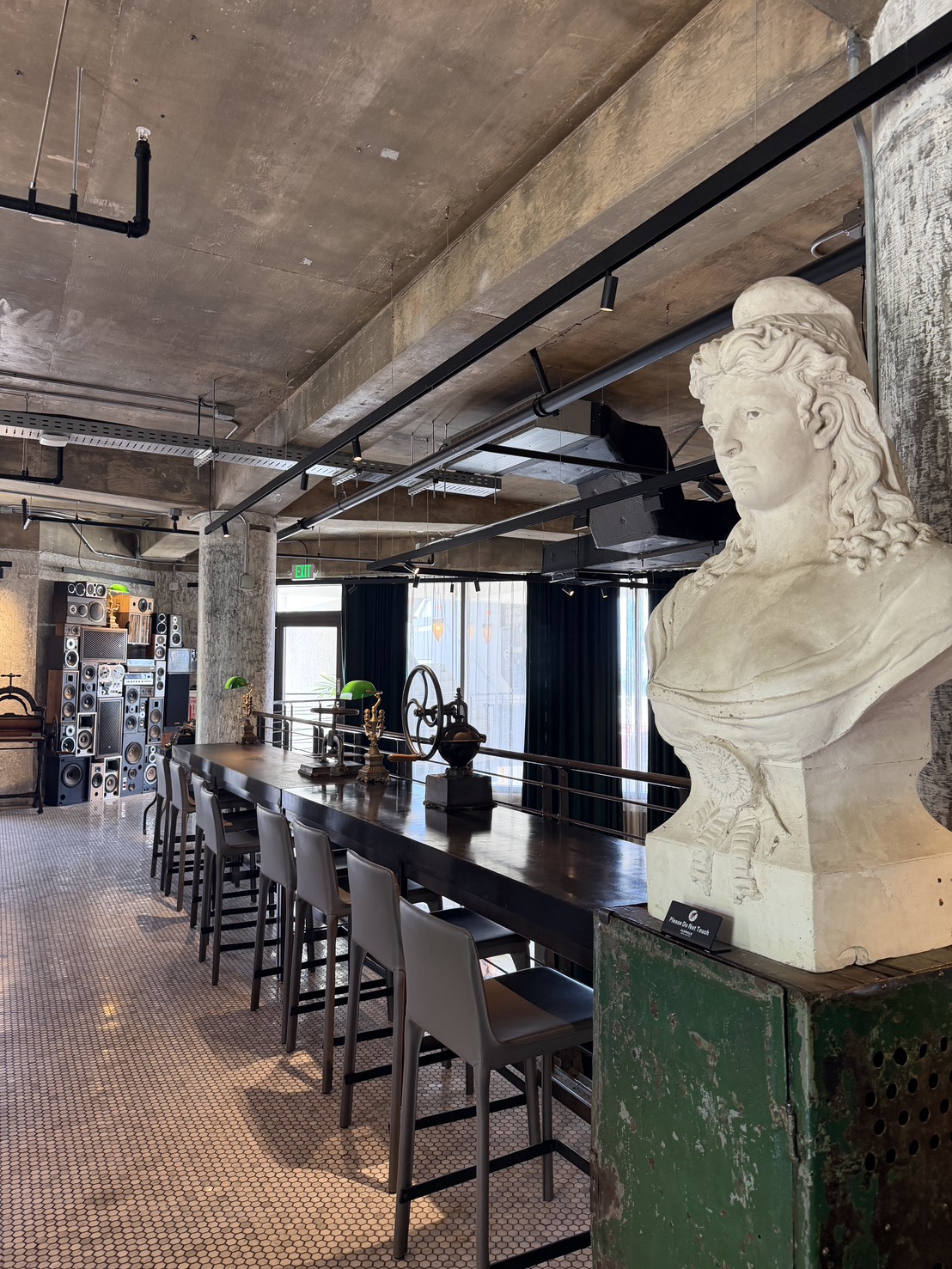Slowalk Coffee Roastersの上階席と彫像