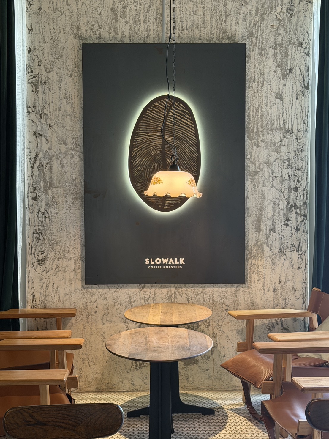 Slowalk Coffee Roastersのロゴアートと席
