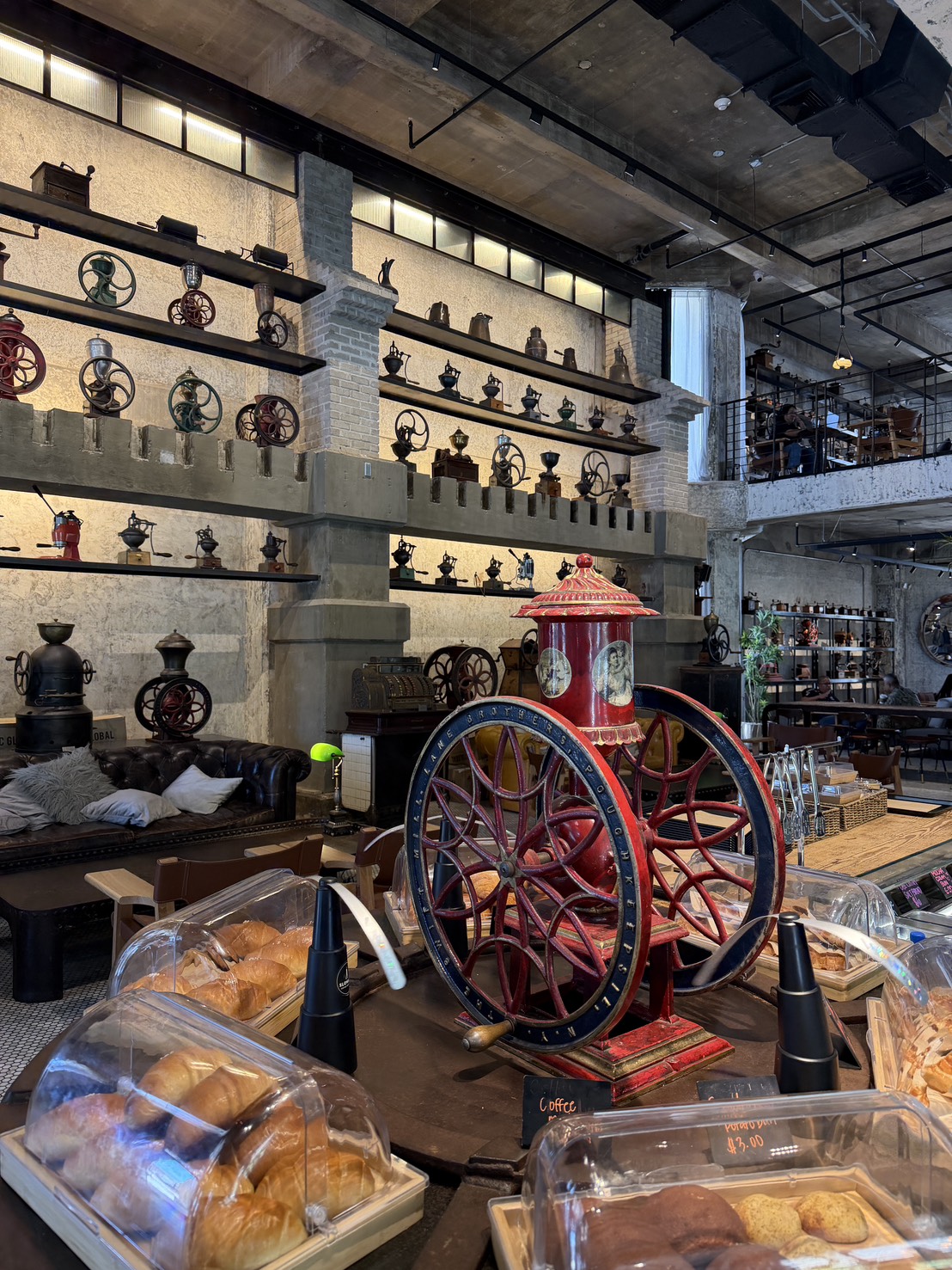 Slowalk Coffee Roastersのペストリーカウンター
