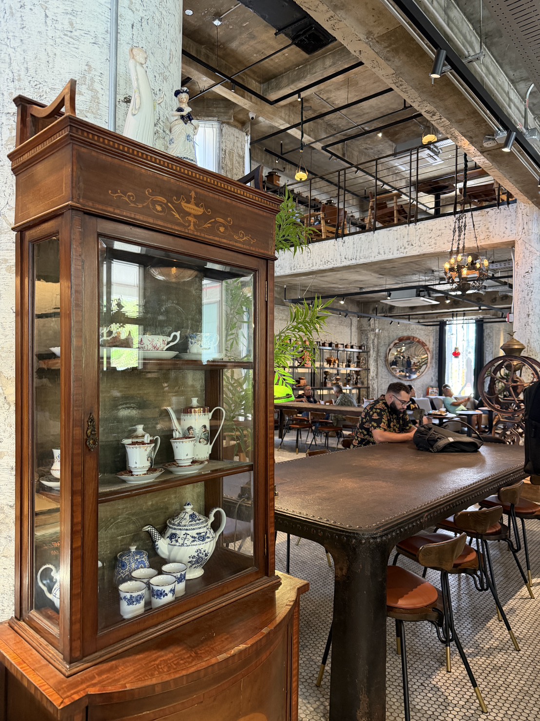 Slowalk Coffee Roastersのアンティーク食器棚