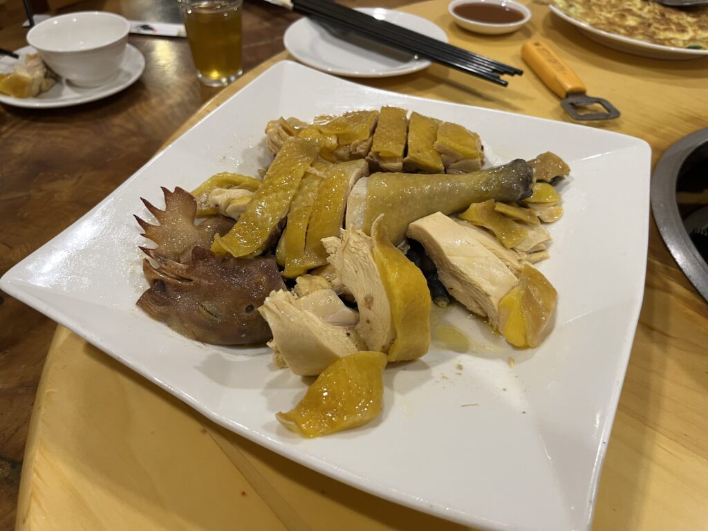 黒公鶏風味餐庁の皿盛りの鶏料理