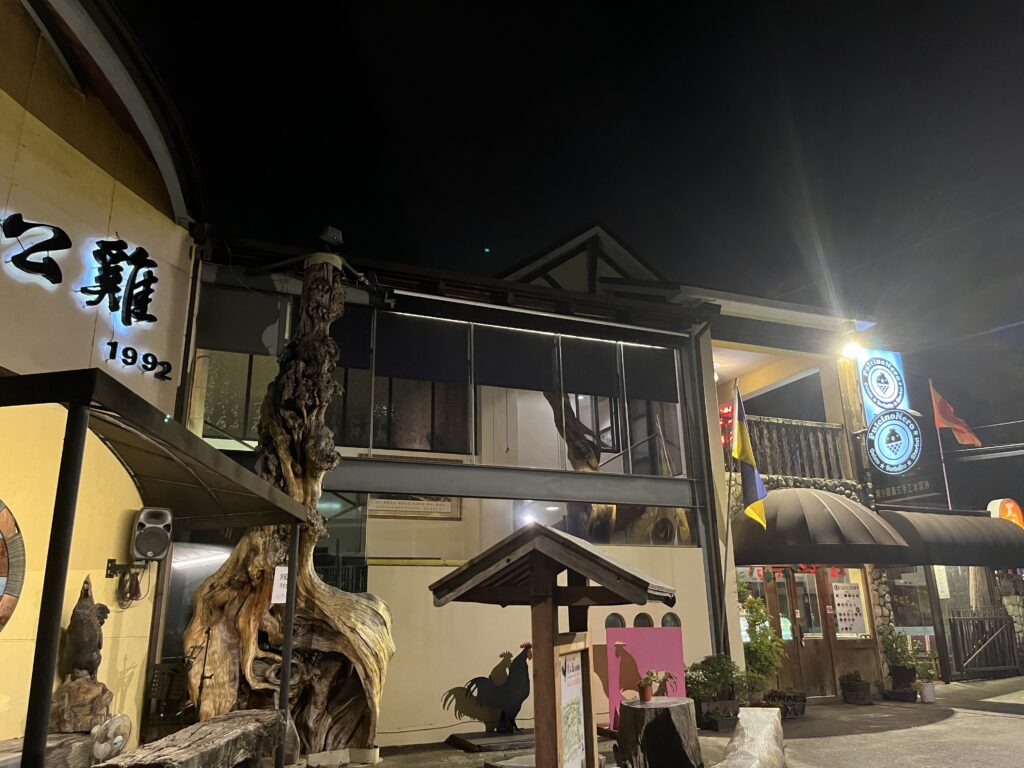 夜の黒公鶏風味餐庁の外観