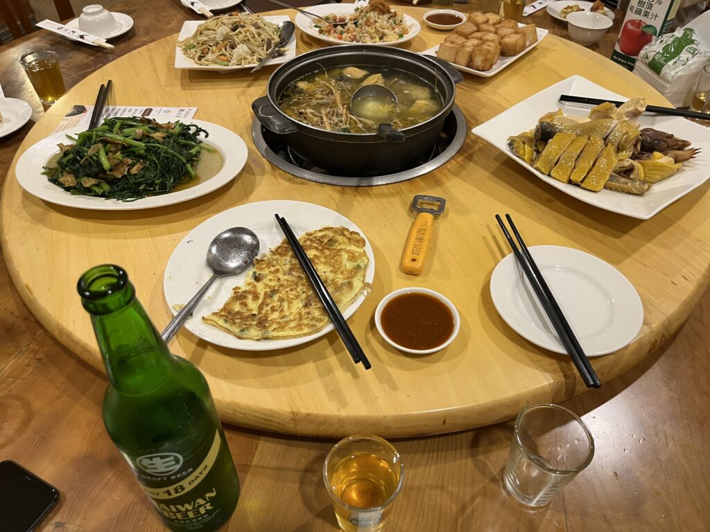 黒公鶏風味餐庁で注文した鶏料理と台湾料理が並ぶ円卓