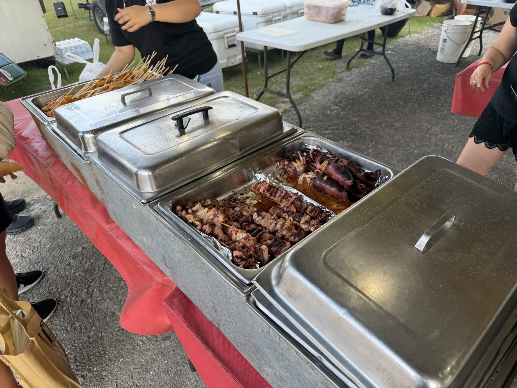 チャモロナイトマーケットのシーフード串と屋台料理