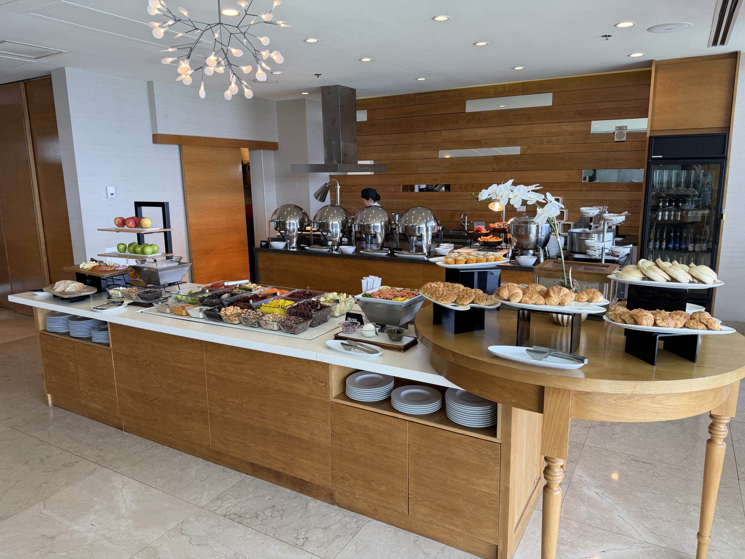 Dusit Clubの朝食ブッフェ全体とパンや温菜が並ぶ様子