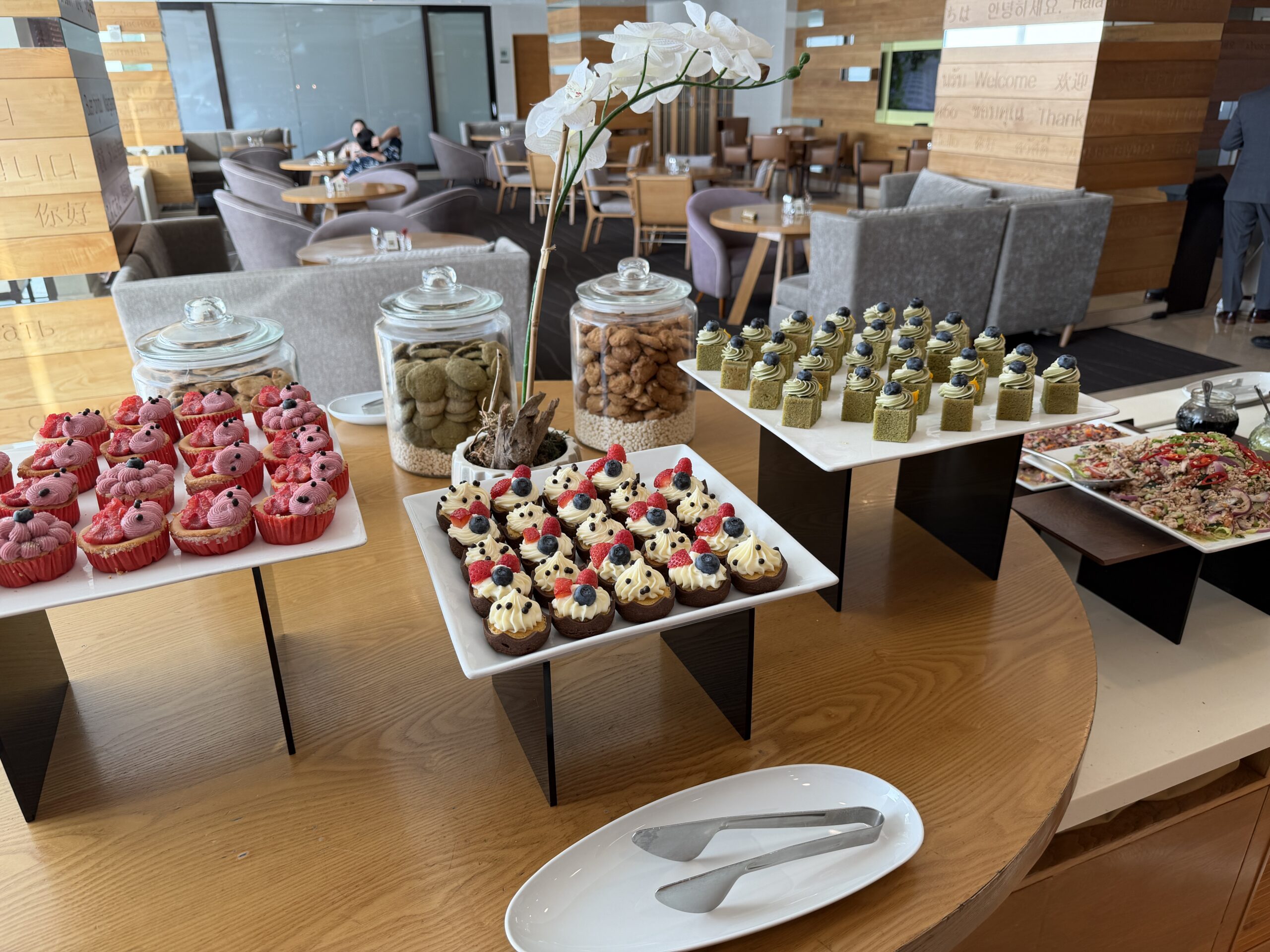 Dusit Clubのティータイムに並ぶケーキとスイーツ