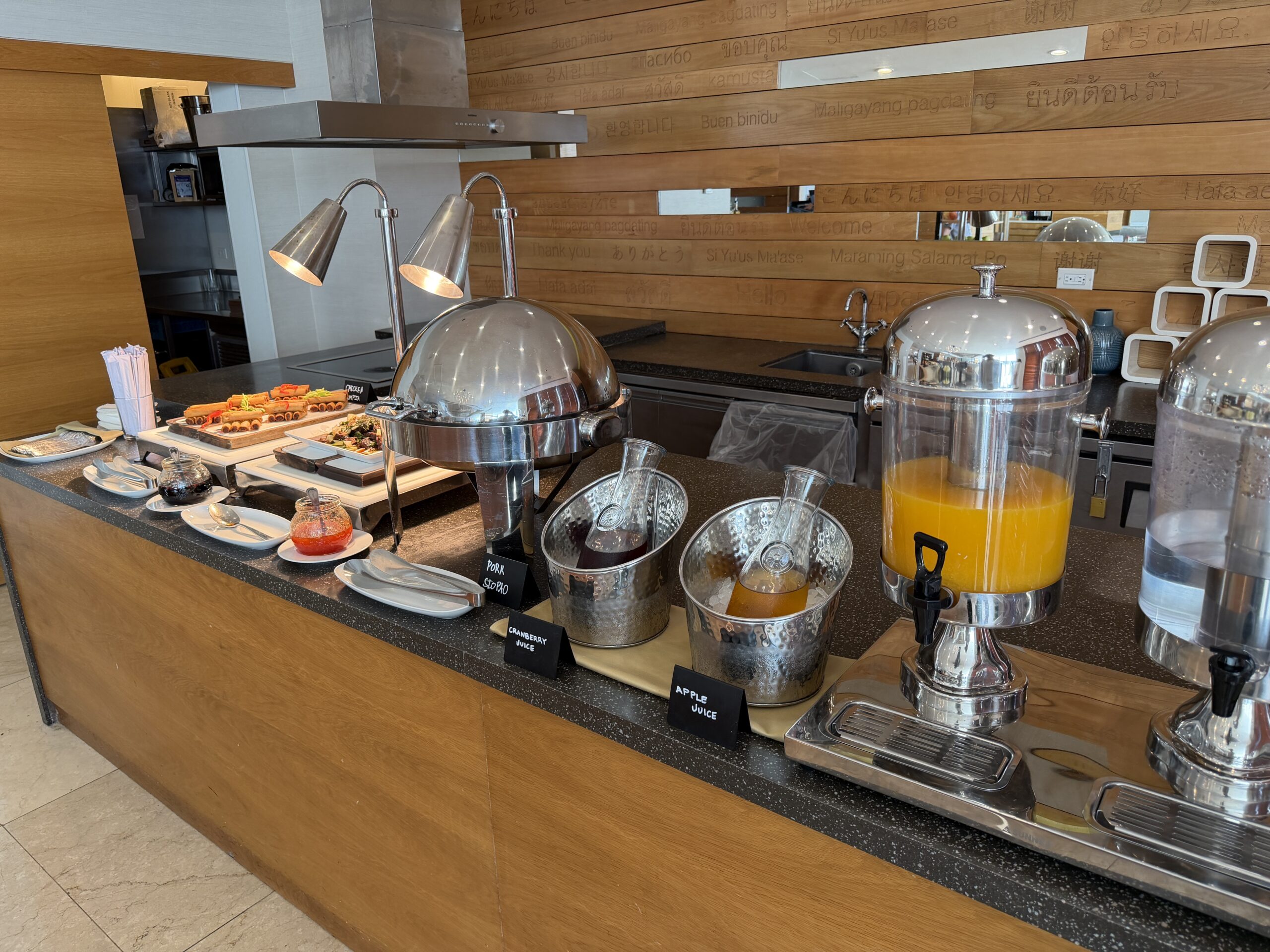 Dusit Clubの軽食とジュースが並ぶカウンター