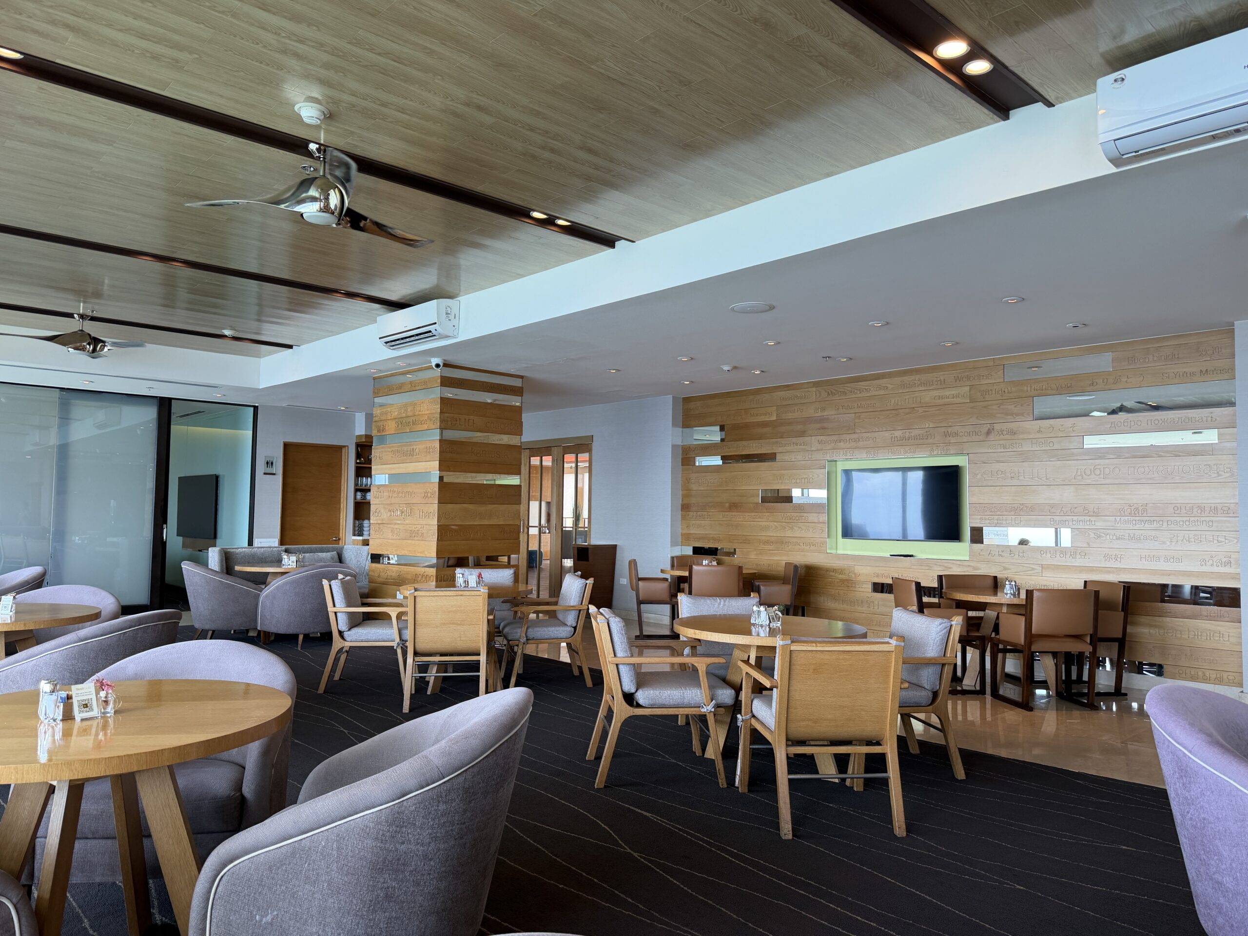 Dusit Clubのラウンジ全体とテーブル席
