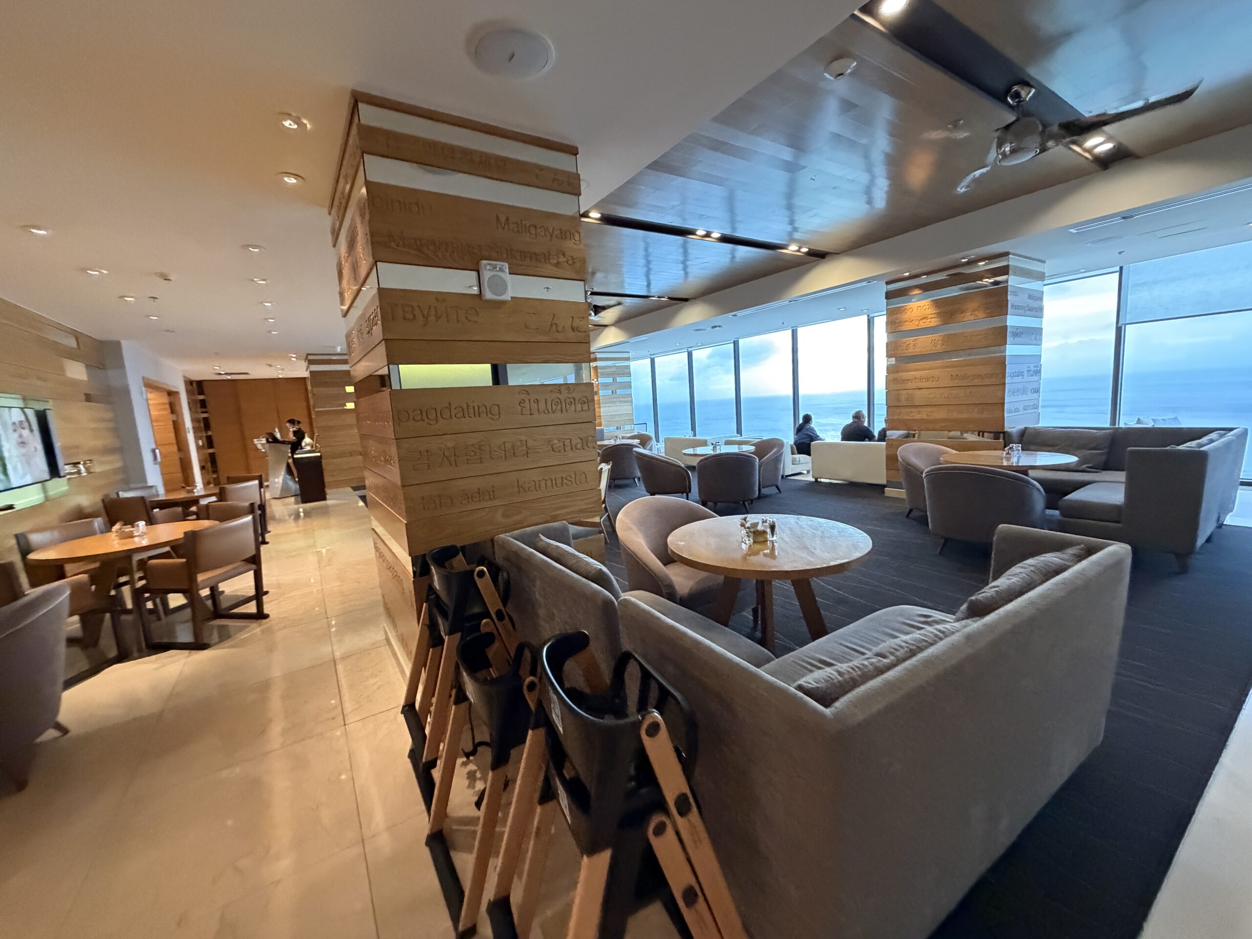Dusit Thani Guam ResortのDusit Clubラウンジから海を望む座席エリア