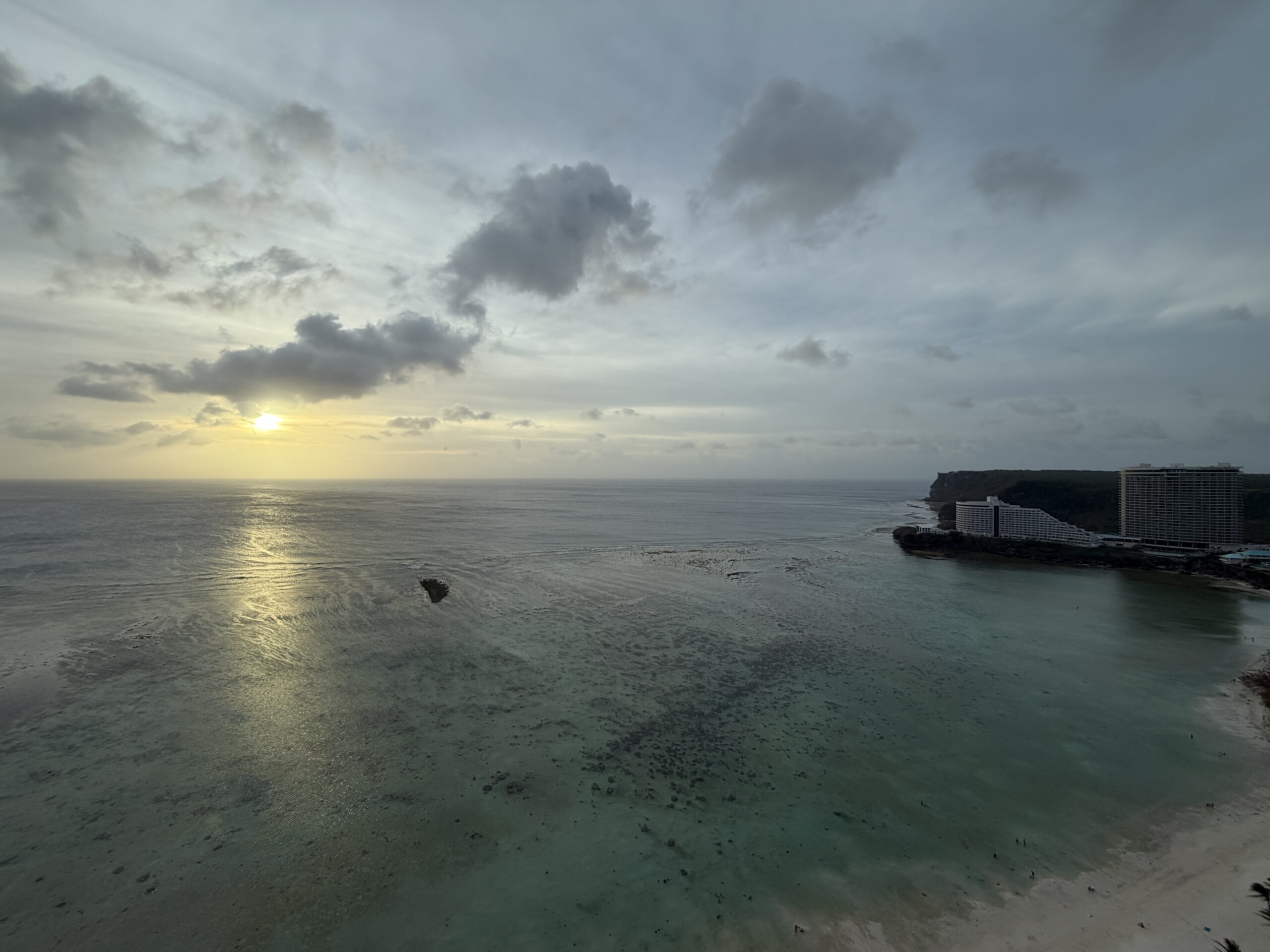 Dusit Clubから見えるタモン湾と夕方の海景色