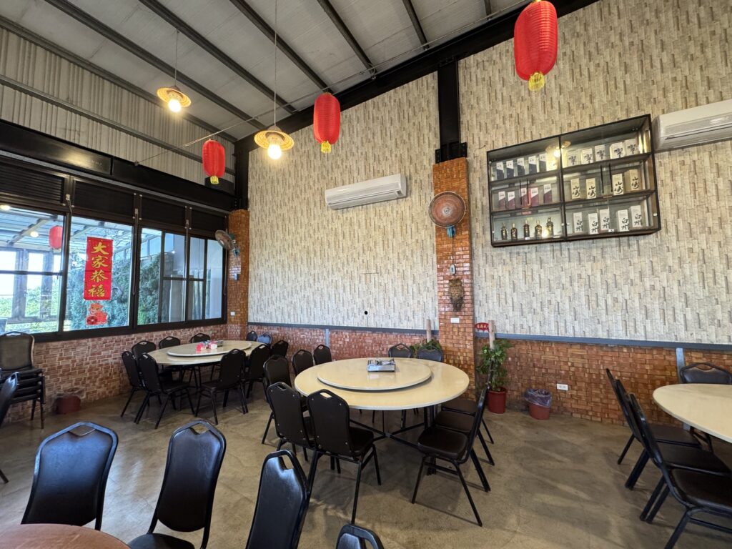 小霖甕缸鶏の赤い提灯がある店内席