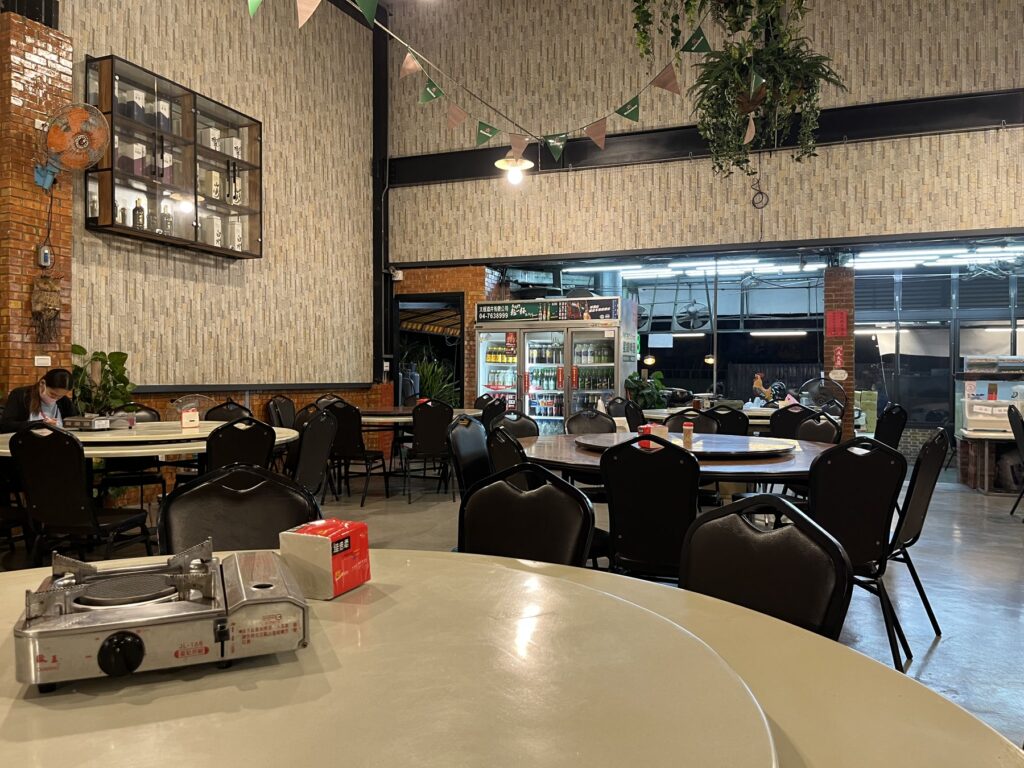 小霖甕缸鶏の円卓席と店内の雰囲気