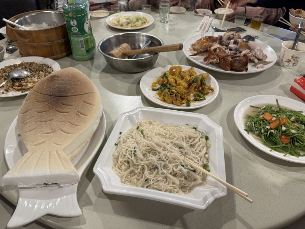 小霖甕缸鶏で注文した甕缸鶏と料理のテーブル