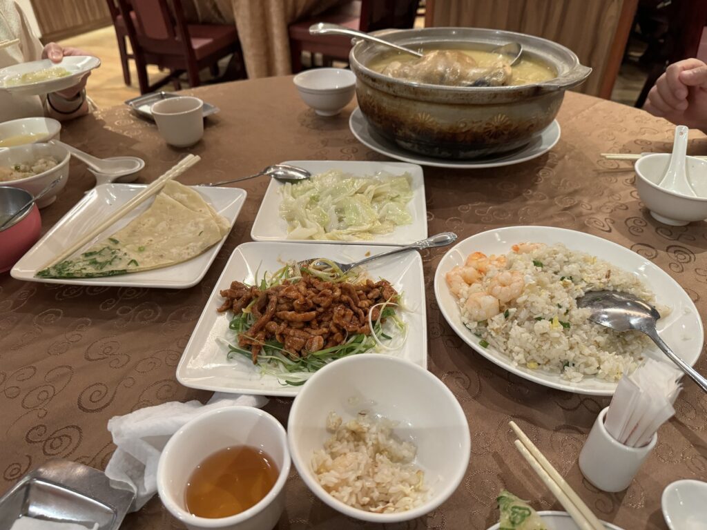 驥園川菜餐廳で注文した砂鍋土雞湯と川菜料理