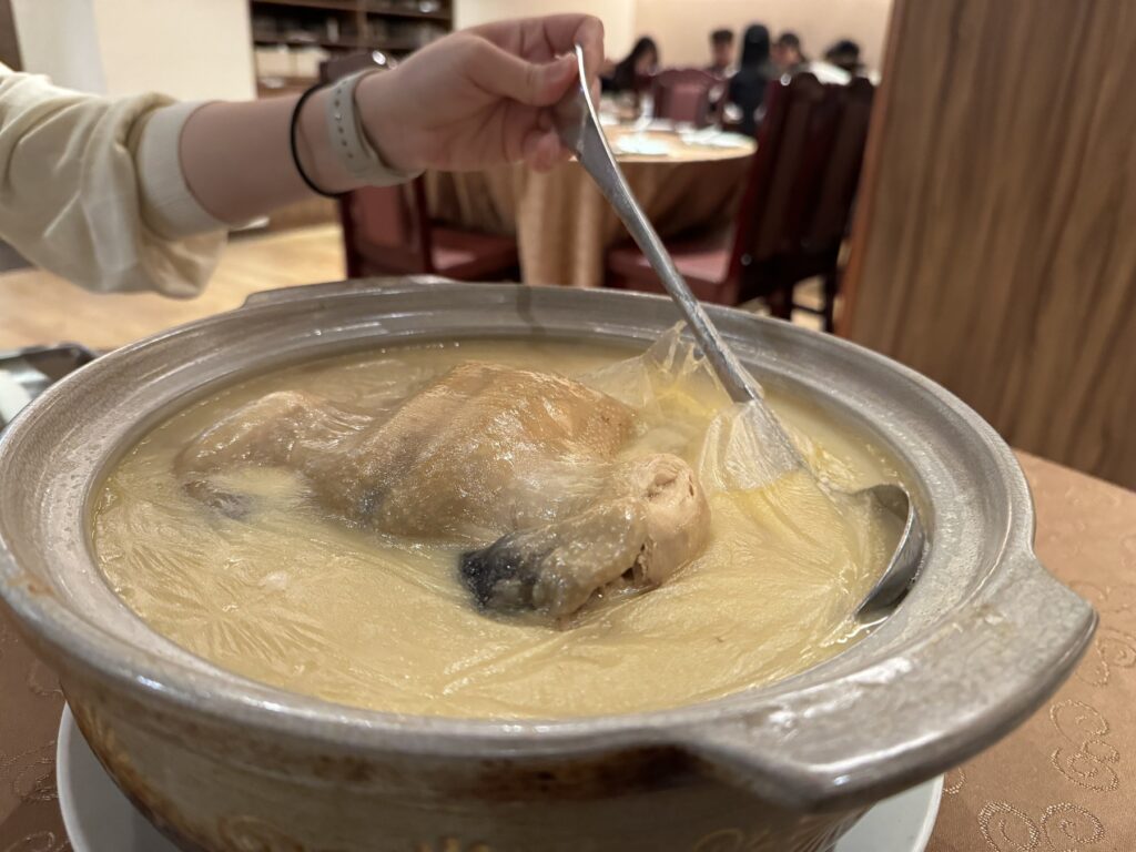 驥園川菜餐廳の濃厚な砂鍋土雞湯