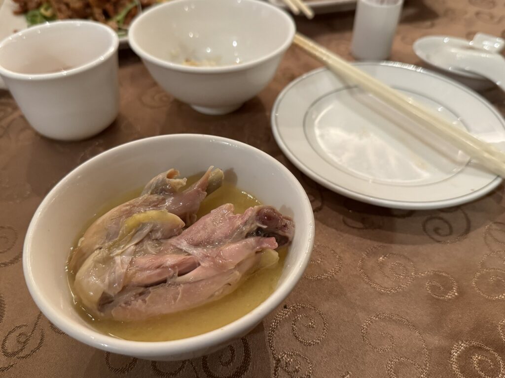 驥園川菜餐廳の砂鍋土雞湯を取り分けた一杯