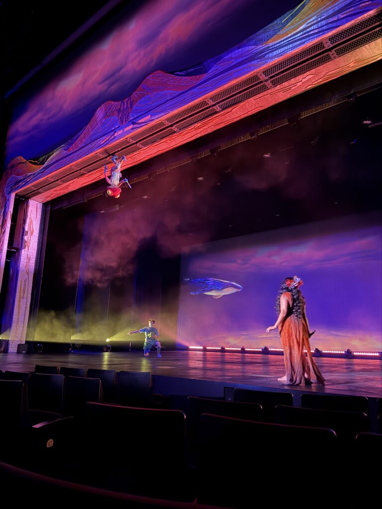 KARERAの空中パフォーマンスと舞台演出