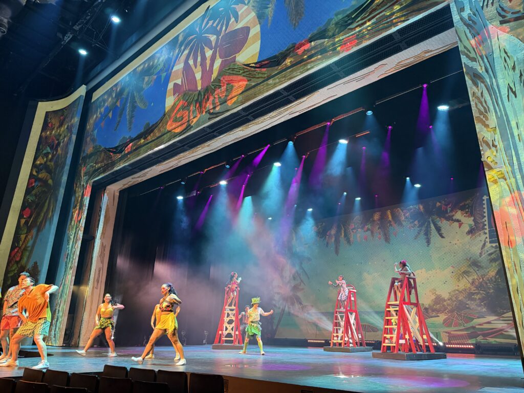南国らしい色彩の中で踊るKARERAのダンサーたち