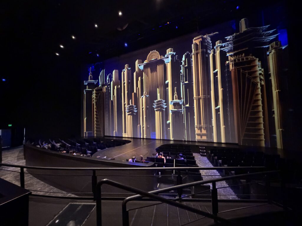KARERA開演前の客席から見たサンドキャッスル劇場のステージ全景