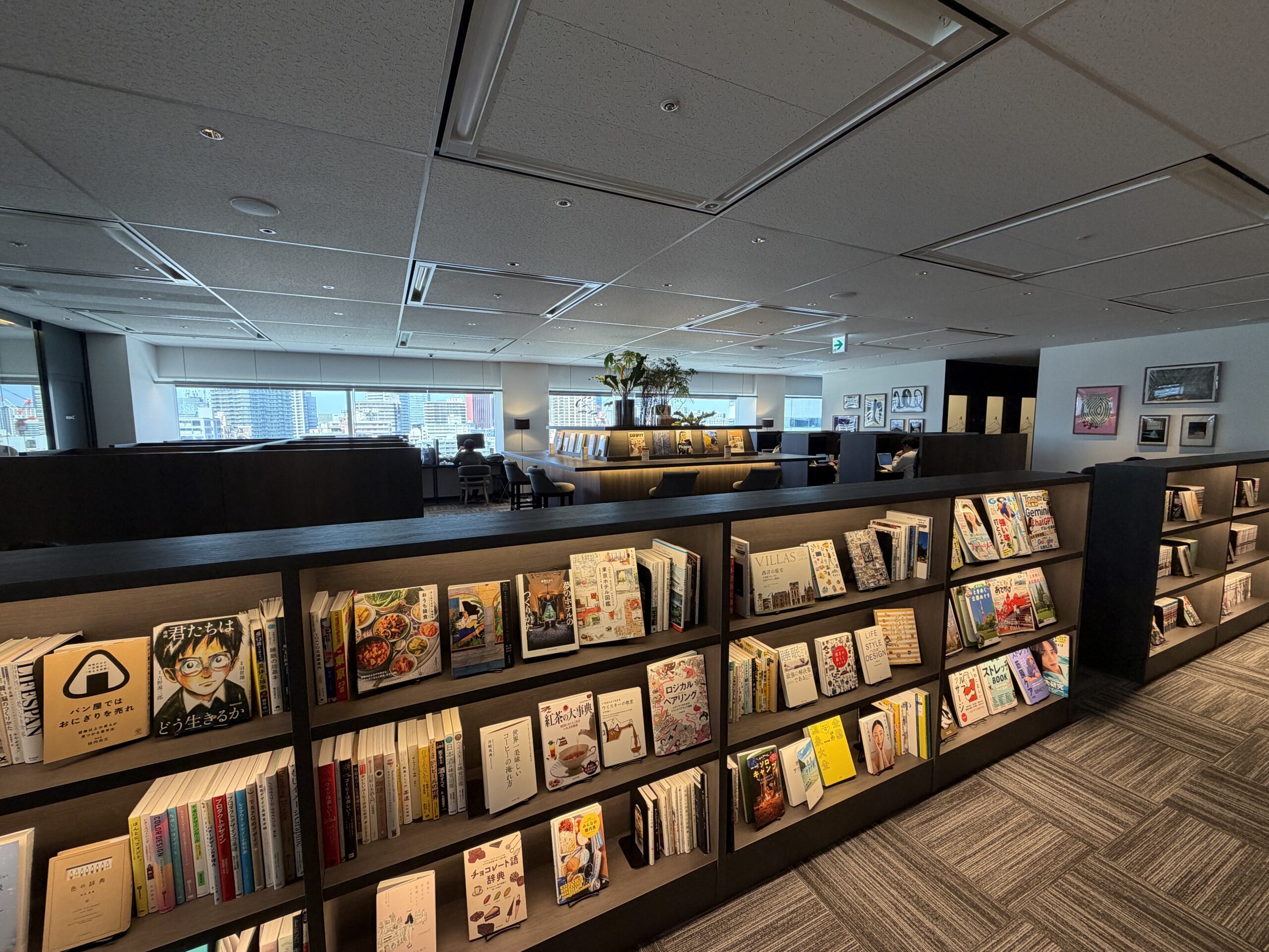 SHARE LOUNGE晴海トリトン店の書籍コーナー